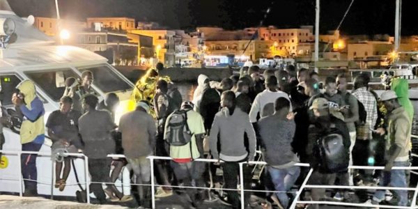 Paura a Porto Empedocle: il traghetto con i migranti urta la banchina, non ci sono feriti