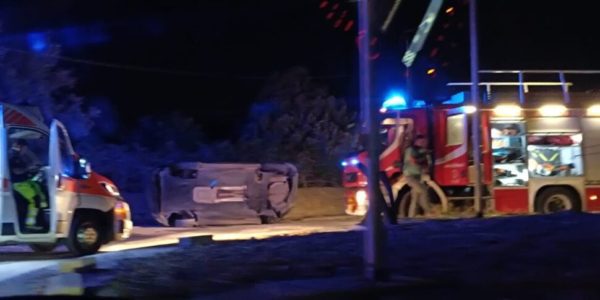 Incidente a Rosolini: auto si ribalta sulla nuova rotatoria e finisce contro un muro, strade chiuse