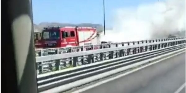 Auto a fuoco dopo lo svincolo di Villabate, traffico rallentato sulla Palermo-Catania