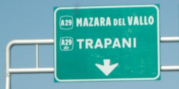 Incidente sulla Palermo-Mazara del Vallo, scontro tra due auto: disagi al traffico