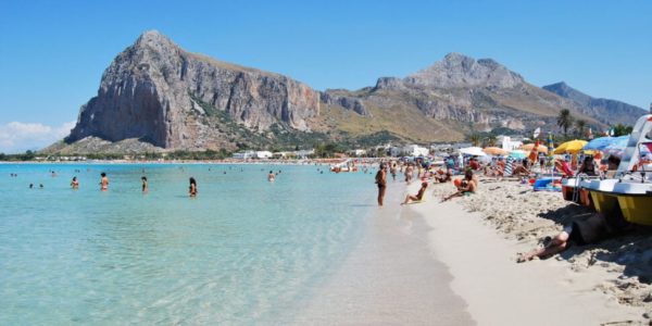 La guardia costiera presidia la spiaggia di San vito Lo Capo: stop agli abusivi