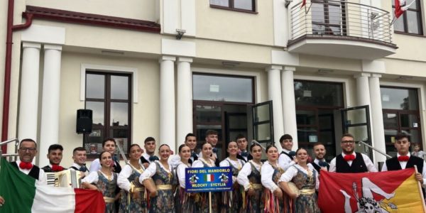 La scuola di folklore Fiori del Mandorlo di Agrigento apprezzata a un festival in Polonia