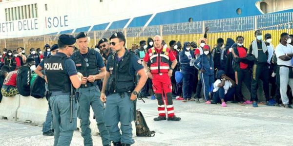 Lampedusa, arrivano 34 bengalesi ed egiziani su una barca di legno di 8 metri salpata in Libia