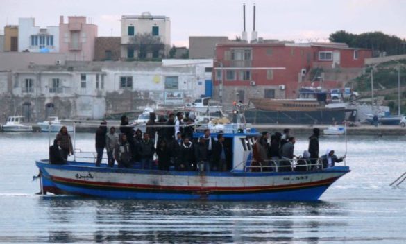 Lampedusa, cala il vento e aumentano gli sbarchi: due voli per svuotare l’hotspot