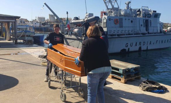 Lampedusa, la madre riconosce il cadavere del figlioletto: "L'ho stretto a me per ore nel mare in tempesta"