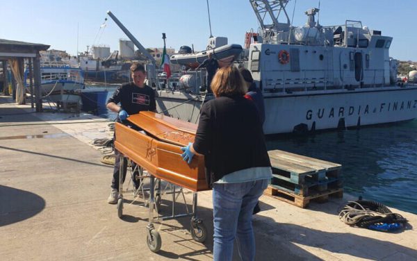 Lampedusa, la madre riconosce il cadavere del figlioletto: "L'ho stretto a me per ore nel mare in tempesta"