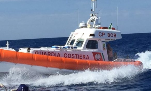 Lampedusa, migranti bloccati sulla scogliera sferzata dalle onde dopo il naufragio