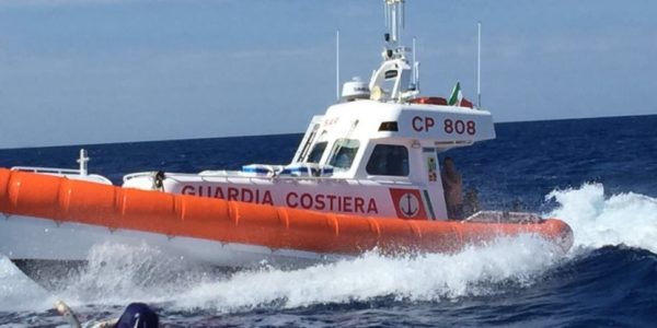 Lampedusa, migranti bloccati sulla scogliera sferzata dalle onde dopo il naufragio