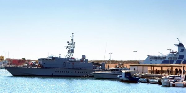 Lampedusa, peschereccio tunisino con reti clandestine: due marinai scappano ma vengono ripresi