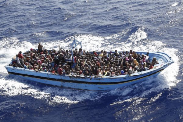 Lampedusa, individuata nuova area di stoccaggio per i barconi dei migranti