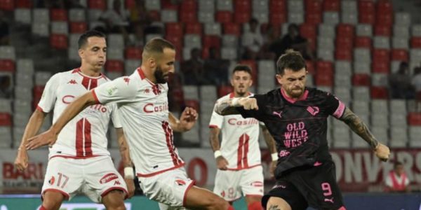 L'assalto del Palermo in 11 contro 9 non basta, il debutto a Bari finisce 0-0