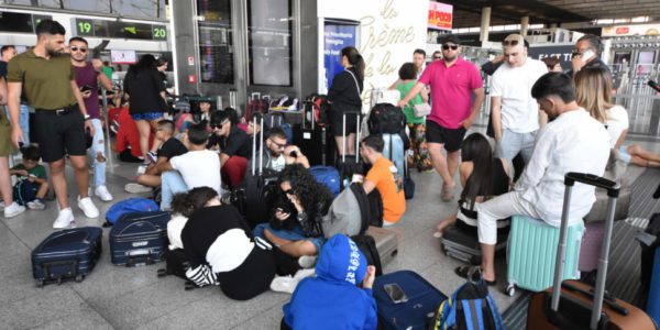 Etna in eruzione e caos voli, l'aeroporto di Catania resta chiuso fino all'alba di Ferragosto