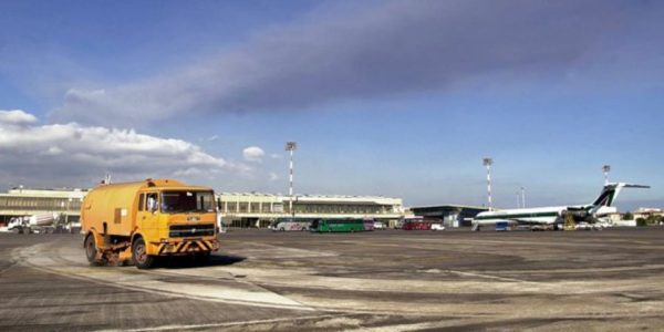 L'Etna in eruzione: chiude l'aeroporto di Catania