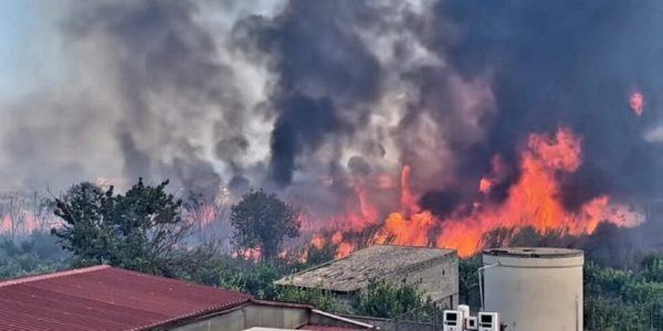 Incendio a Giarre, lambiti lo stadio di atletica leggera e un albergo