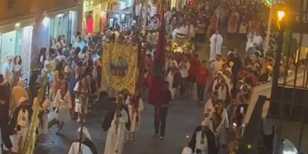 Lipari, fiume di fedeli per il patrono San Bartolomeo: apprensione per una turista colta da malore