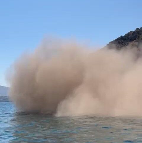 Lipari, spettacolare frana a mare vicino ai faraglioni