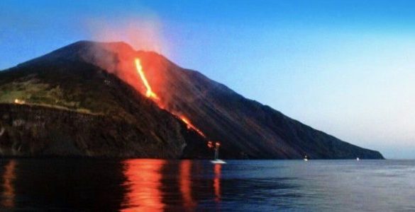 Lo Stromboli torna ad eruttare, alcuni massi si staccano e finiscono in mare