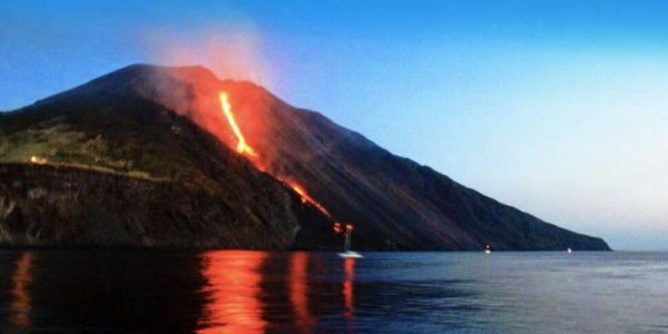 Lo Stromboli torna ad eruttare, alcuni massi si staccano e finiscono in mare