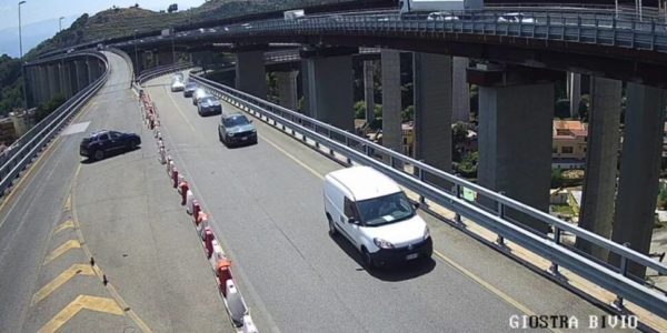 Messina, dopo la rimozione delle barriere anche una macchina contromano in autostrada