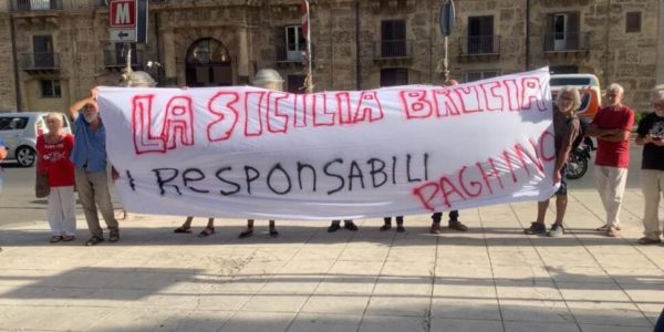 Sicilia devastata dagli incendi, manifestazione a Palermo: «Puntare tutto sulla prevenzione»