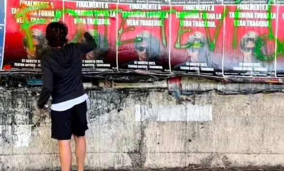 Manifesti imbrattati a Taormina, multato il comico Angelo Duro