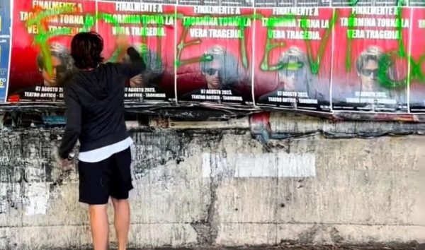 Manifesti imbrattati a Taormina, multato il comico Angelo Duro