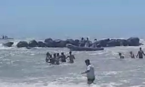 Mare in tempesta e turisti bloccati sugli scogli a San Leone: il video del salvataggio