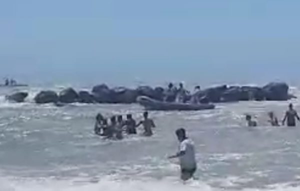 Mare in tempesta e turisti bloccati sugli scogli a San Leone: il video del salvataggio