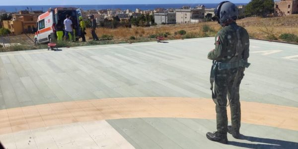 Marettimo, un elicottero dell'Aeronautica recupera una donna con una frattura alla gamba