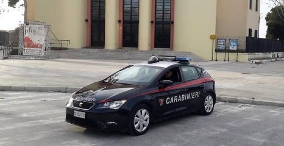 Marsala, minaccia negoziante con cocci di bottiglia: finisce in carcere