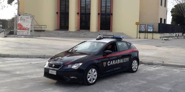 Marsala, minaccia negoziante con cocci di bottiglia: finisce in carcere