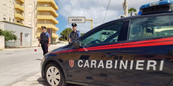 Marsala, pregiudicato al supermercato con una Mercedes rubata: carabiniere fuori servizio fa recuperare l'auto