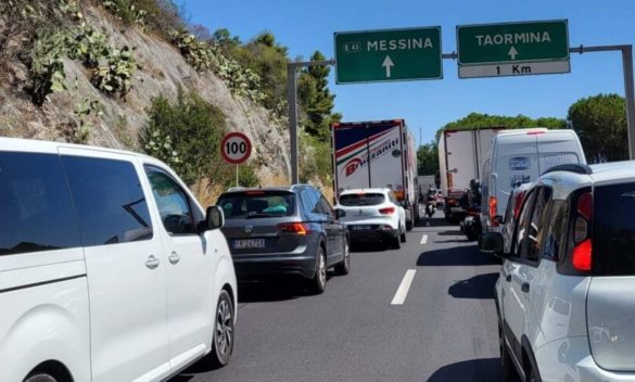 Maxi tamponamento sulla Messina-Catania, code chilometriche vicino a Taormina