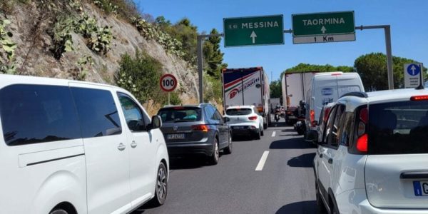 Maxi tamponamento sulla Messina-Catania, code chilometriche vicino a Taormina