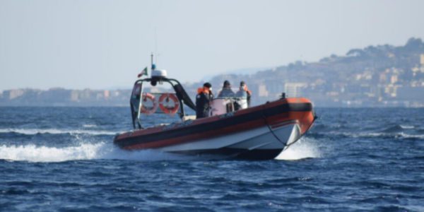 Messina, giallo sullo Stretto: la guardia costiera salva un 50enne caduto dal traghetto