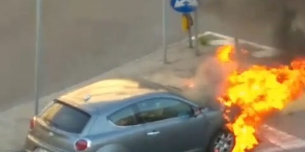 Messina, la sua auto va in fiamme mentre è in marcia: paura per un giovane