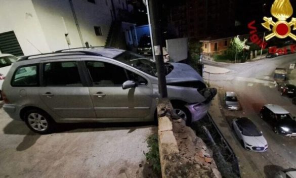 Messina: auto sfonda un muro e resta in bilico su viale Italia, rotte le tubazioni del gas