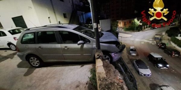 Messina: auto sfonda un muro e resta in bilico su viale Italia, rotte le tubazioni del gas