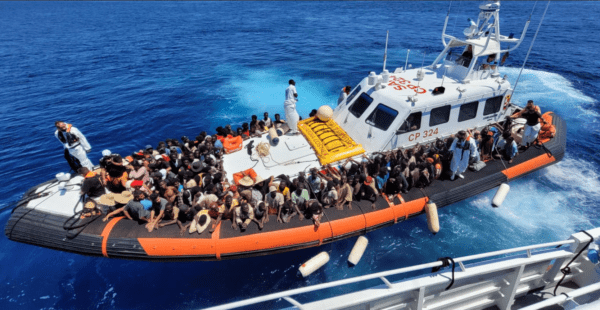 Migranti, a Lampedusa sbarchi e trasferimenti senza sosta: quasi 2.000 profughi nell’hotspot