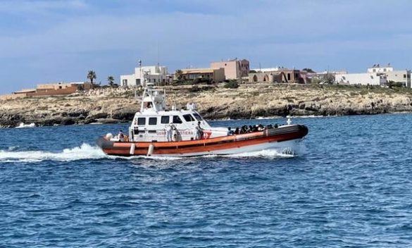 Migranti bloccati sugli scogli dopo naufragio a Lampedusa