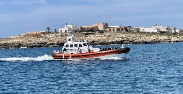 Migranti bloccati sugli scogli dopo naufragio a Lampedusa