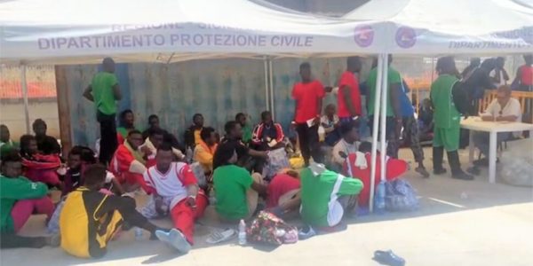 Migranti, troppo caos sotto il tendone di Porto Empedocle: il prefetto ferma i trasferimenti da Lampedusa