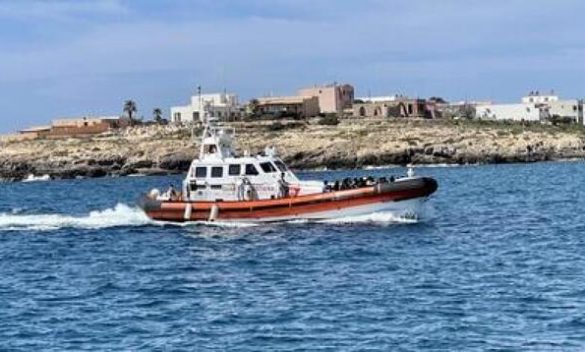 Migranti: naufragio al largo di Lampedusa, 41 morti