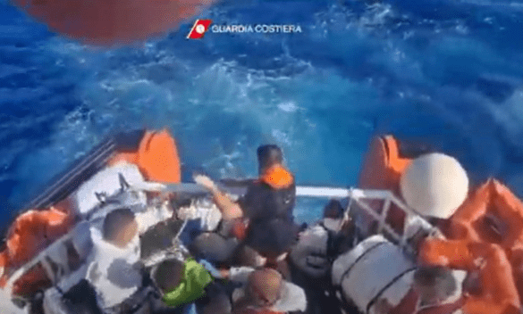 Migranti, nuovo naufragio nel Canale di Sicilia: affonda barchino, 41 morti e 4 superstiti