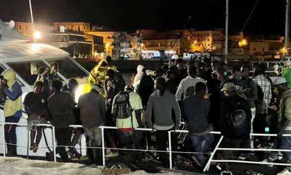 Migranti: sbarchi a Lampedusa in 24 ore oltre 1200 arrivi