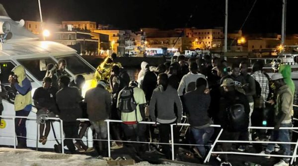 Migranti: sbarchi a Lampedusa in 24 ore oltre 1200 arrivi