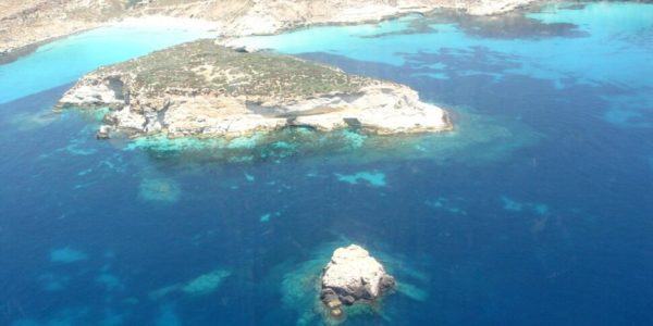 Migranti, quattro barchini arrivano a Lampedusa: li bloccano le forze dell'ordine