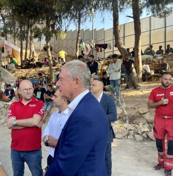 Il ministro Urso visita l'hotspot a Lampedusa