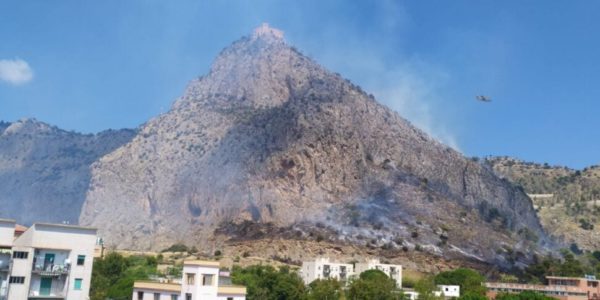 Monte Pellegrino, incendio spento: lanci d'acqua dall'elicottero per evitare nuovi focolai