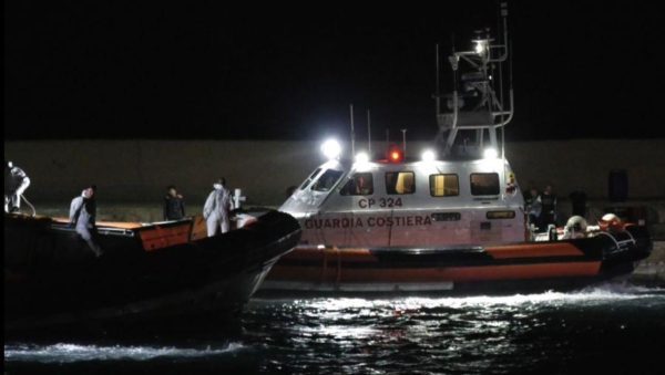 Naufragi al largo di Lampedusa, il bilancio è di due migranti morti e 32 dispersi